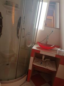 伊瓦拉BUNGALOWS YAHUARCOCHA的带淋浴和红色盥洗盆的浴室