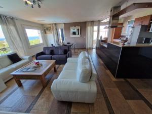 蒙蒂塞洛阿里纳比安卡酒店的客厅配有白色的沙发和桌子