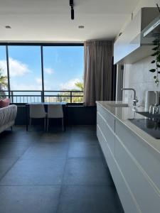 海法Urbanica Carmel- Apartments的享有客厅景致的厨房