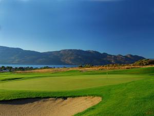 基洛纳基洛纳东智选假日酒店的享有以山脉为背景的高尔夫球场的景致