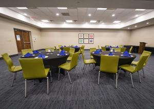 查尔斯顿查尔斯顿 - 市政中心智选假日酒店的一间会议室,配有桌椅和蓝色餐巾