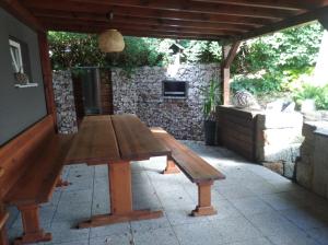 Mimoňu koupaliste的一张坐在庭院的木餐桌