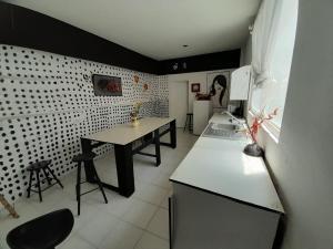 提瓦坎departamento amplio el molino的厨房配有桌子和台面