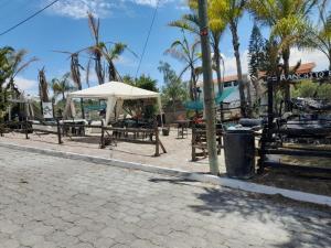 提瓦坎departamento amplio el molino的一组野餐桌和白色帐篷