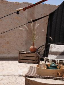 依索安Berber Beldi Camp的庭院设有花瓶、椅子和桌子
