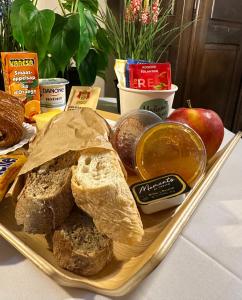 布鲁日科菲波提酒店的桌上的面包、黄油和苹果托盘