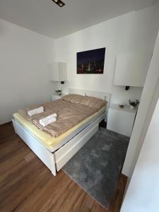 佩奇R59 Apartman with free parking的一间白色客房内的床铺卧室