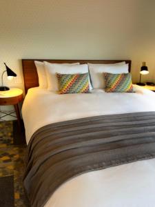宝云岛鲍恩工匠套房酒店 的一间卧室配有一张带枕头的大床