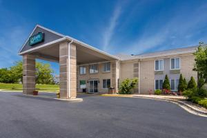 奥罗拉Quality Inn Aurora - Naperville Area的大楼前方有钟的酒店