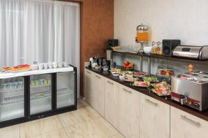 赫尔采格诺维Hotel Maksim的厨房提供自助餐,包括食物