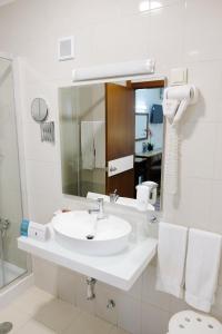 布拉加索菲亚多纳酒店的白色的浴室设有水槽和镜子