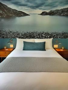 宝云岛鲍恩工匠套房酒店 的一间卧室配有一张大床和一排水