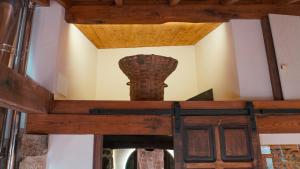诺盖拉德拉姆Casa la Trinidad - Ribeira Sacra的木制天花板和花瓶顶部