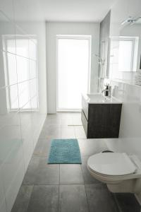 恩斯赫德The Residence Enschede的白色的浴室设有卫生间和水槽。