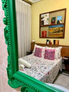 莱昂Hostal Alvarez的一间卧室配有一张带绿色镜子的床