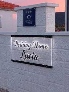 罗佐瓦克Holiday Home Lucia的卢卡楼度假屋标志