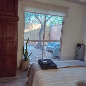 查克拉斯德科里亚El Olivo的一间卧室设有一张床和一个大窗户