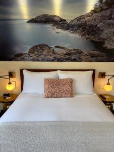 宝云岛鲍恩工匠套房酒店 的一间卧室配有一张海滩景床