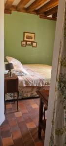 谢韦尔尼Cottages et B&B de Troussay的一间小卧室,配有一张床和一张桌子