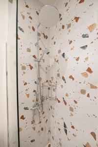 波罗斯Sunny yard apartments的带淋浴的浴室(带石墙)
