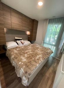 聚滕达尔Chalet Het Edelhert的一间卧室设有一张大床,铺有木地板