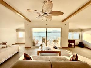 费特希耶伊思索瓦利岛酒店的带沙发和吊扇的客厅