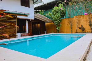 多米尼克Casa Sua--Cozy 3 Bedroom Dominical Beach Cottage with Pool的房屋前的游泳池