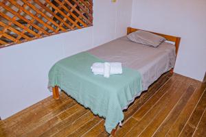多米尼克Casa Sua--Cozy 3 Bedroom Dominical Beach Cottage with Pool的一间卧室,配有一张带毛巾的桌子