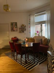马尔默Rum med eget badrum och stort, delat kök,centralt i Malmö的客厅配有桌椅和沙发