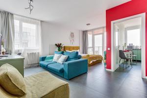 阿拉德Dodi Studio Compact的一间带蓝色沙发的客厅和一间卧室