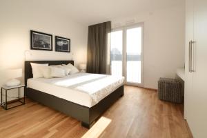 埃森Lunas Appartements Essen的一间卧室设有一张床和一个大窗户