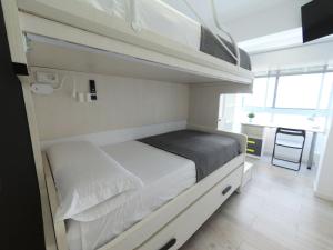 塔拉戈纳Apartamento New Tarraco的一间小客房内配有双层床的卧室