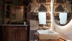 诺盖拉德拉姆Casa la Trinidad - Ribeira Sacra的石质浴室设有水槽和镜子