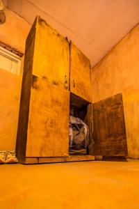 圣佩德罗·德·阿塔卡马Casa Voyage Hostel的带2扇门的双层床间