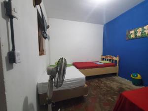 莫约加尔帕Casa Esmeralda的小房间设有一间卧室,配有一张床和一张桌子