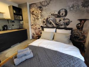 卡托维兹Aparthotel Krzywa的一间卧室配有一张带板墙的床