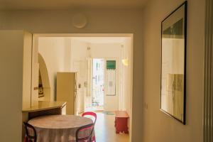 莫诺波利Suite Sabean by STHEY的配有桌椅和厨房的房间