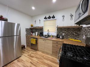 克利夫兰Trendy in Tremont, CLE (Lower)的厨房配有不锈钢冰箱和木制橱柜