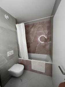 PuidouxTerrasse de lavaux chambre privée的一间带卫生间和浴缸的浴室