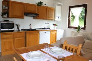 Tenna Serenity Escapes - Caldonazzo Lake的一间带木桌的厨房和一间带用餐室的厨房