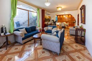 巴克里索莫雷诺港Tropical Paradise, Galápagos的客厅配有蓝色的沙发和桌子