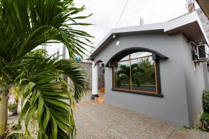 巴克里索莫雷诺港Tropical Paradise, Galápagos的窗户旁有砖砌走道的房子