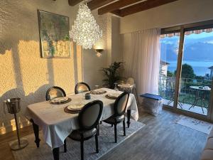 蒙特勒Villa Montreux的一间带桌椅和吊灯的用餐室