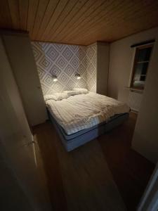 伊德勒Trivsam stuga i foskros / idre的一间小卧室,卧室内配有一张床铺