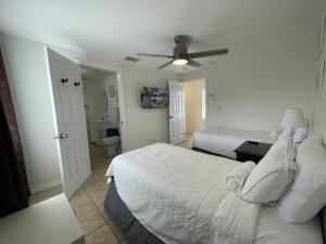 西棕榈滩Guest houses West Palm Beach 2BR or 1BR的一间卧室配有两张床和吊扇