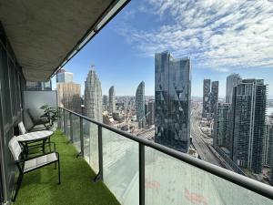 多伦多Luxury Downtown Toronto 2 Bedroom Suite with City and Lake Views and Free Parking的市景阳台(带椅子)