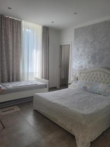 拉蒙讷Apartment Alina的一间卧室设有两张床和窗户。