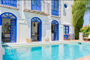 马贝拉The Pearl - Marbella的别墅 - 带游泳池和蓝色窗户