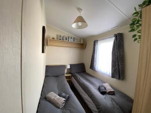 Littlestone-on-SeaComfy Cosy Caravan_Romney Sands的小型客房 - 带2张床和窗户