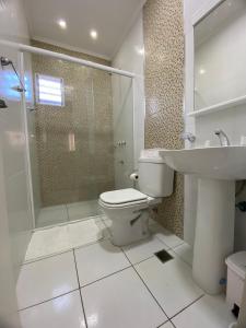 伊瓜苏港Taroba Apart的浴室配有卫生间、淋浴和盥洗盆。